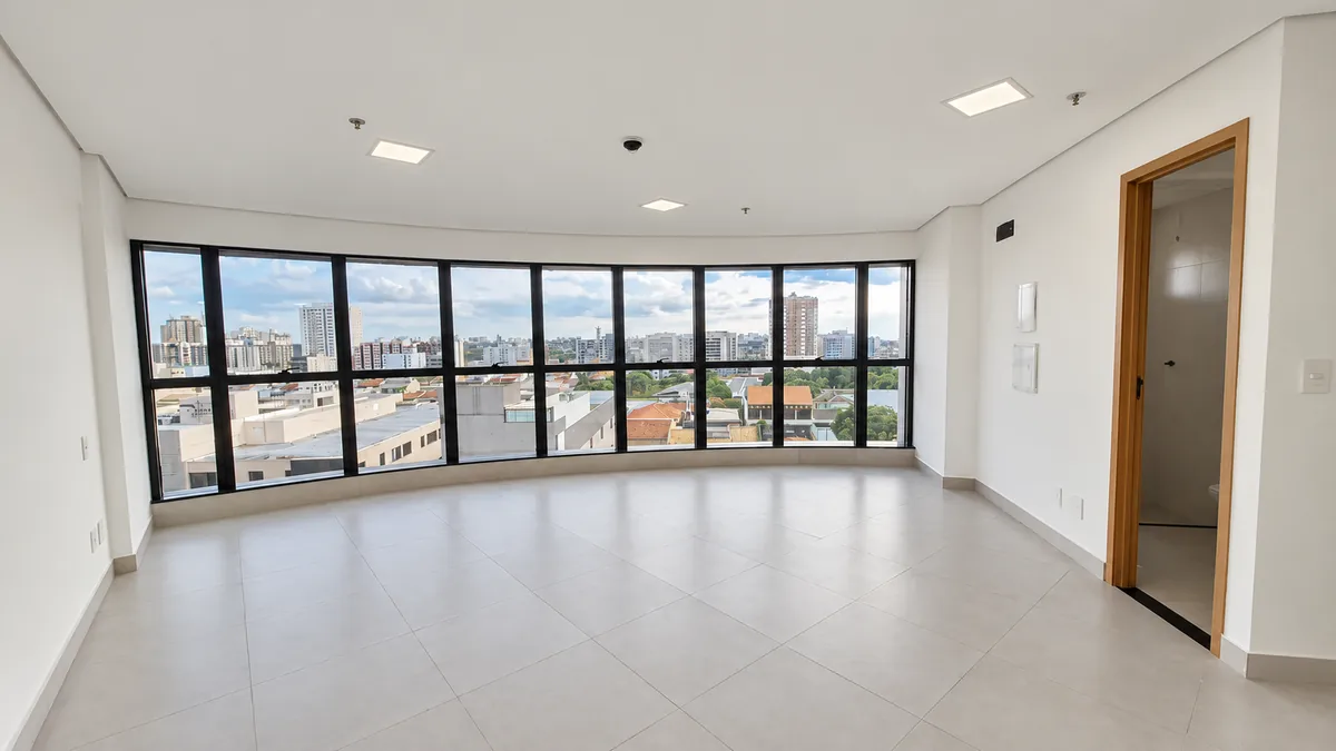 Sala comercial ampla e clara, com luminárias instaladas, fachada de vidro e vista da cidade