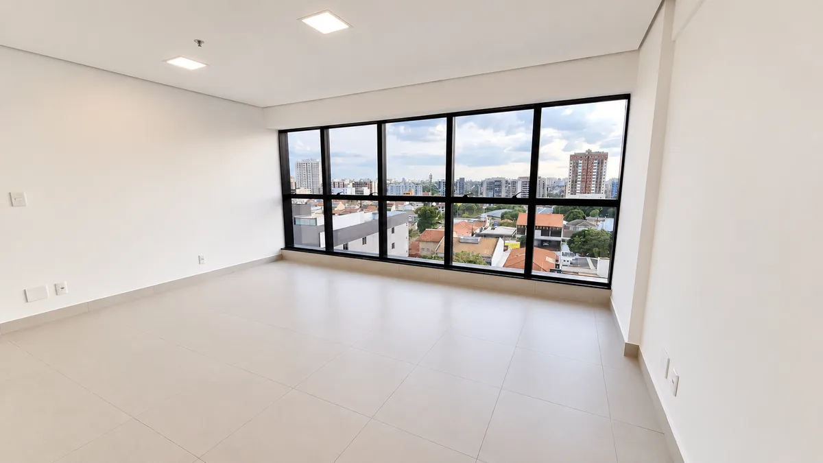Sala comercial com janelas amplas e vista da cidade