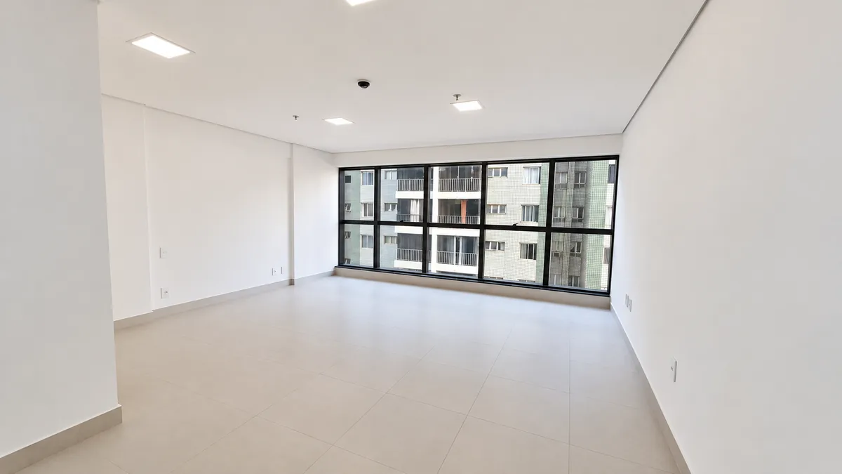 Sala comercial com janelas do piso ao teto