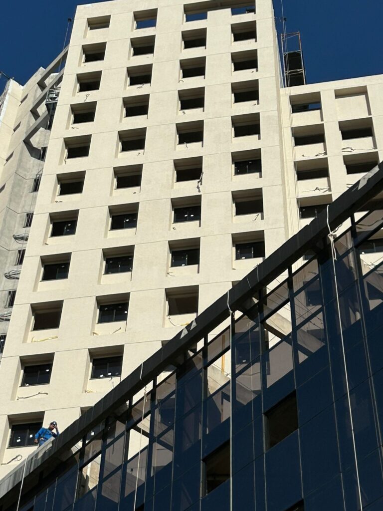 Urban atrás